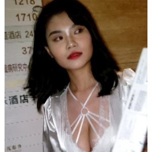 性感美女低车灯大罩杯牛仔短裤视频-高清12V版，限时免费下载！