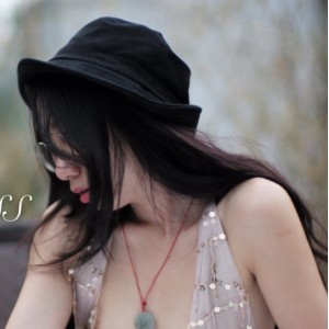 冯珊珊的户外女神作品，让你沉浸在推特的诱惑中