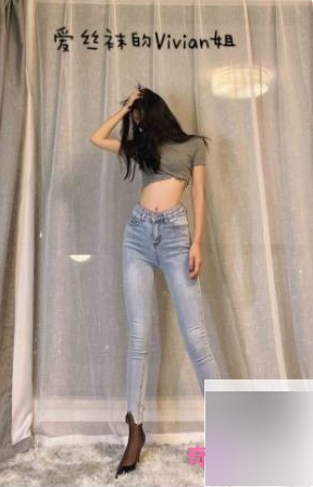 Vivian姐的性感厨娘秀：爱超薄线袜邀你一起欢愉