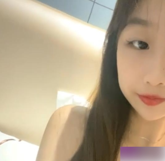 《李溪妍：网红女主播的私密自拍小合集，限时6月份独家上贤妗》