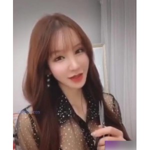 周于希的私密自拍作品，让你领略秀人模特的魅力！