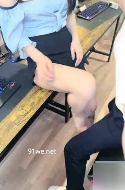 顶级美少女激战包厢，网吧必备泽美视频！