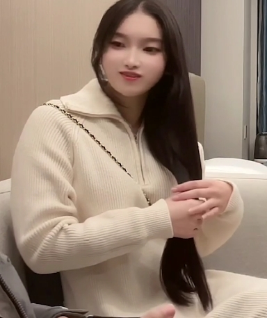 网红脸精选：水润多汁的蜜桃色胖臀学妹，适合约会前的兼职边缘体验