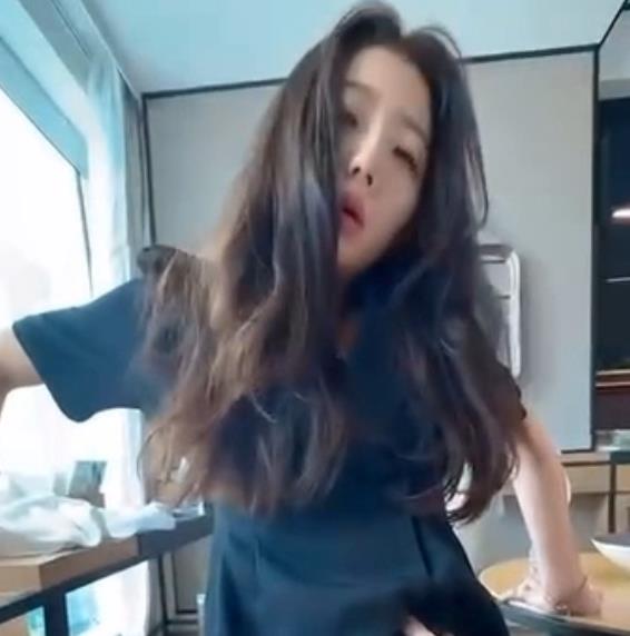 张津瑜的警花身份在吃瓜视频上引起轰动