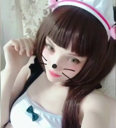 家庭型乱来团建活动，包括表妹、小姨子、女友和嫂子参与，1V摄像头，3.32G存储空间，百度平台提供相关服务。