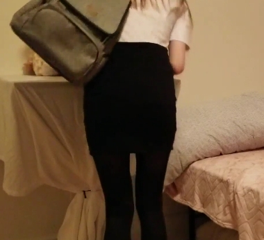 少女偷偷闯入米老头的内室，睡觉时被发现