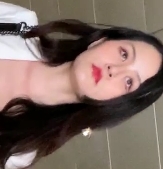 美女穿吊带紧身牛仔裤的视频（1V,3.31G）