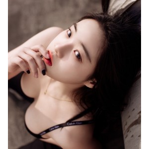 女性身材精选艺术照片，完美展示于天台，大师级摄影作品