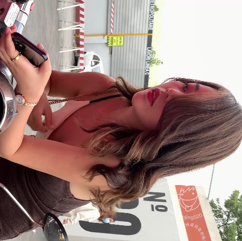 性感美女穿吊带短裙高跟展示翘臀的1V视频（7.69G）百度云资源