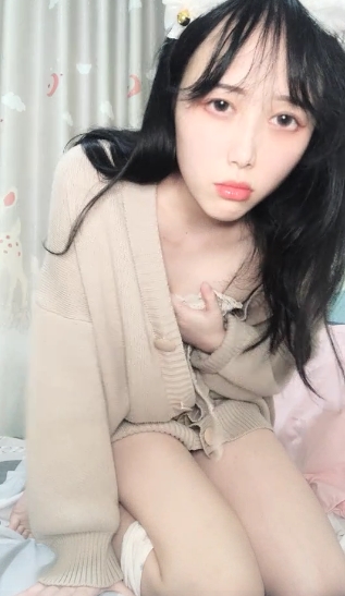 清纯系嫩妹小小兔耳朵半脱下内裤