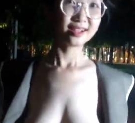 展示美眉晚上的大胆眼镜款式，散步时热辣的胸前软肉展现超反差