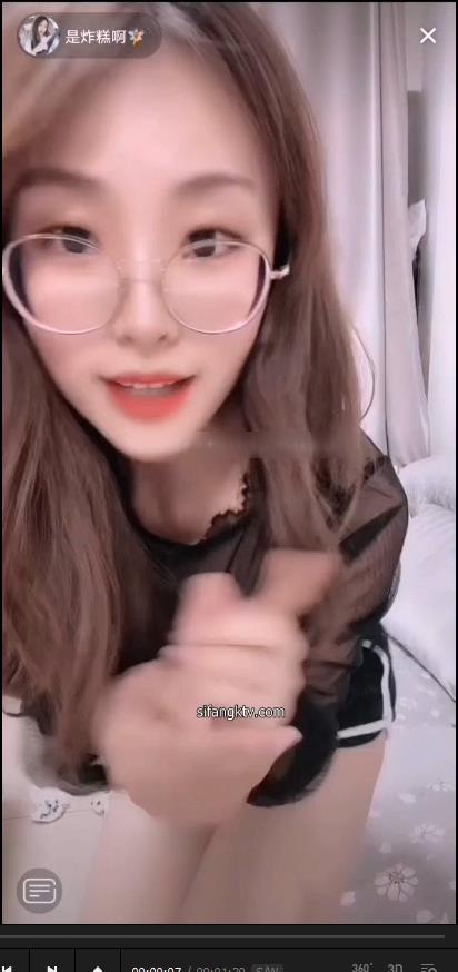 异域风情的美貌女神在抖音上展示了炸糕制作