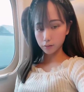 高颜值美女在高铁上大胆展示自玩，252M百度云