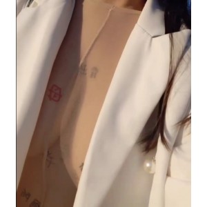 丝袜连体肉色大罩杯，全方位展示的CC果如主人和小狗户外活动，百度盘分享