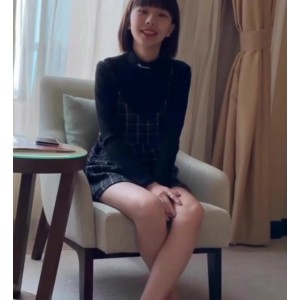 根据分割线中的内容，可能的商品标题为：00后美女大学生沉沦实战富二代男友玩物1v148M百度盘