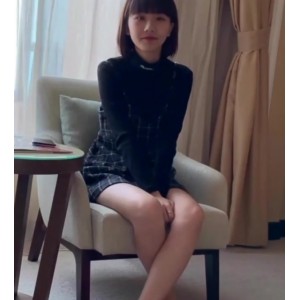 根据分割线中的内容，可能的商品标题为：00后美女大学生沉沦实战富二代男友玩物1v148M百度盘