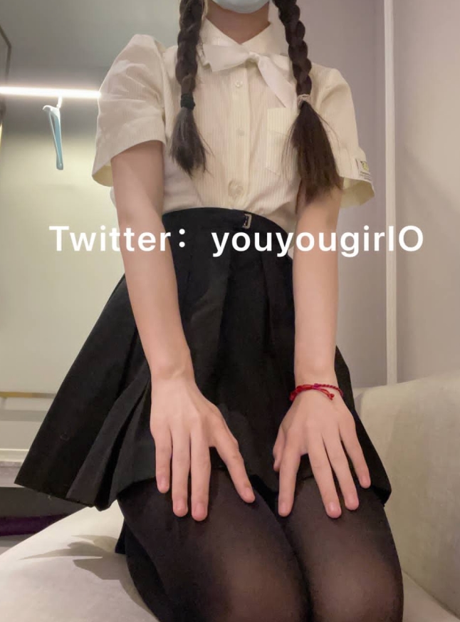 推特和neko酱是指在推特平台上活跃的用户或账号。双马尾和JK是指一种发型和日本学生的代称。白丝是指穿白色丝袜的装扮。573M可能是指某种特定的商品或尺码。综合以上内容,可以为该商品取标题为:推特活跃用户neko酱风格双马尾JK白丝套装(含两套)。