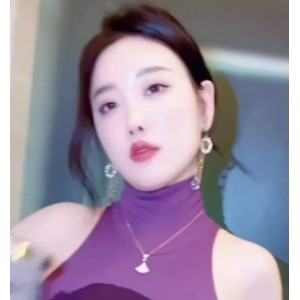 杨晨晨穿着紧身包臀短裙拍摄花絮视频