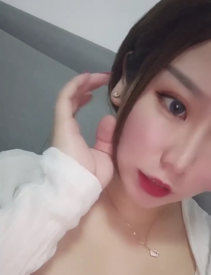 转载搬运：商品可能是一本书籍或者是一个视频资源，可以根据具体内容进行进一步描述。面色潮红：可能是一款化妆品或者是一种健康产品，可以描述为“提亮肤色的面部护理产品”。大罩杯：可能是一款内衣或者泳衣，可以描述为“罩杯尺寸较大的女性内衣”。胖臀：可能是一款塑身产品或者是一种健身器材，可以描述为“帮助塑造臀部曲线的健身产品”。花样：可能是一款手工艺品或者是一种装饰品，可以描述为“多种花样可选的装饰品”。无