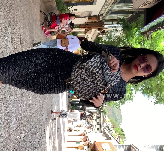 美女穿着高跟连衣裙的透视视频