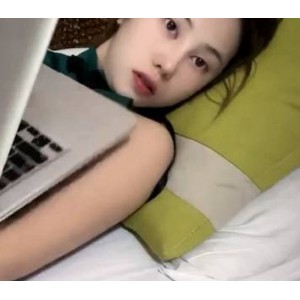 抖音美女主播床上湿身直播，展示诱惑表情，放飞自我