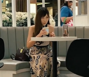 泰国美女在路边咖啡店被探花阿坤搭讪，精选酒店玩弄