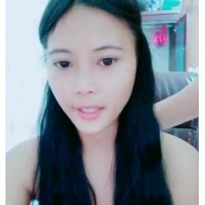 美女在大海边享受阳光，展现高颜值和大罩杯，同时还能轻松打粑粑，内释7V3.98G资源免费下载。