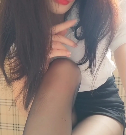 妖怪桃桃子:迷人的妖怪桃桃子角色扮演服装,黑丝教师:性感的黑丝教师服装,7三人游:适合七人游玩的旅游产品,2V:高清画质的视频播放设备,198MB:大容量的存储设备,百度网:百度搜索引擎网站。