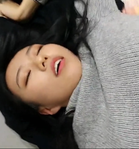 长发文静妹子与男友在宿舍打粑粑啪，2V镜头下的302m视频，百度盘分享