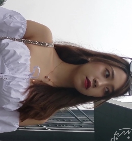 美女穿着牛仔短裙展示迷人美腿的高跟鞋视频，高清画质，文件大小为11.39G，可通过百度云下载。