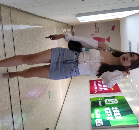 美女穿着牛仔短裙展示迷人美腿的高跟鞋视频，高清画质，文件大小为11.39G，可通过百度云下载。