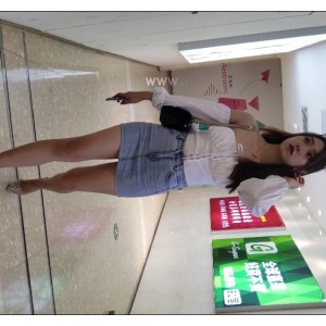 美女穿着牛仔短裙展示迷人美腿的高跟鞋视频，高清画质，文件大小为11.39G，可通过百度云下载。