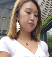 高挑美女穿紧身长裤展示完美长腿，视频分享在百度云上