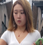 高挑美女穿紧身长裤展示完美长腿，视频分享在百度云上