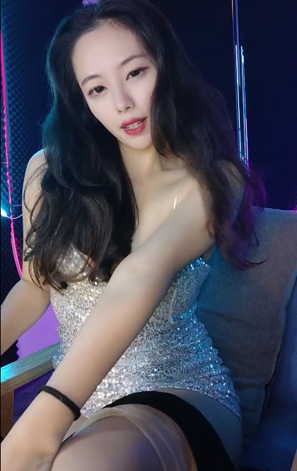 某处钢管舞视频分享:风情万种诱人,不明液体泼洒,百度盘下载