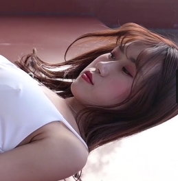 白色连衣裙视频高跟少女