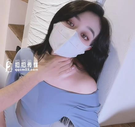 超人气女神的星空瑜伽妹妹穿着紧身裤展示迷人的蜜臀，同时还在榨汁，视频清晰度为1V，长度为472m