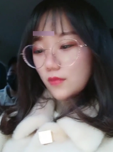 四眼美眉在公园遇到陌生人，分享了百度云的使用心得