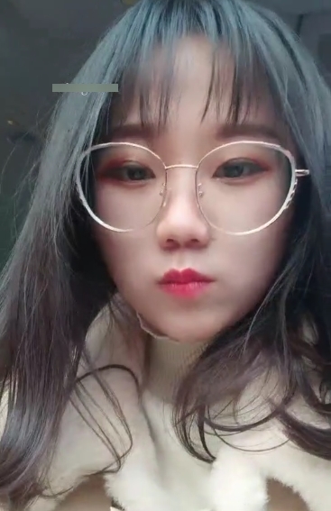 四眼美眉在公园遇到陌生人，分享了百度云的使用心得