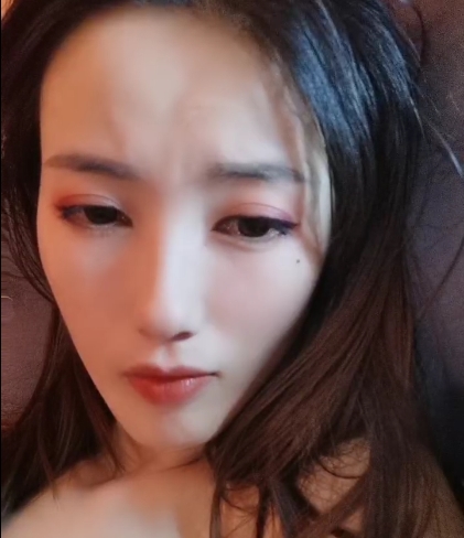 美臀女神展示大长腿，穿着性感网袜，给力的美妙境界，神秘的不明液体