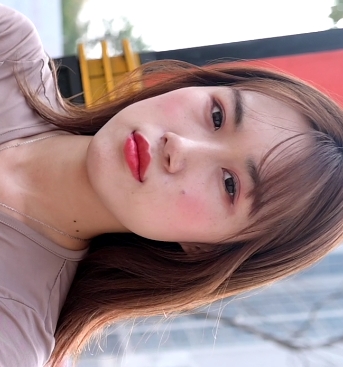 美女穿黑丝包臀裙高跟展示长腿的视频分享