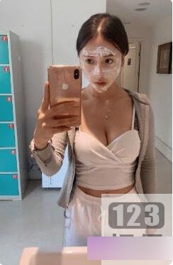 超高颜值的快手女主播于欣柔与她的女友安小希,展现了她们热爱生活的身材和魅力