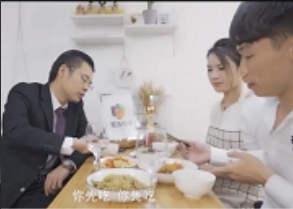 妻子欺骗老公,逼他还贷款,男士戴着D丝眼镜爆发了愤怒,颜值无法挽回。