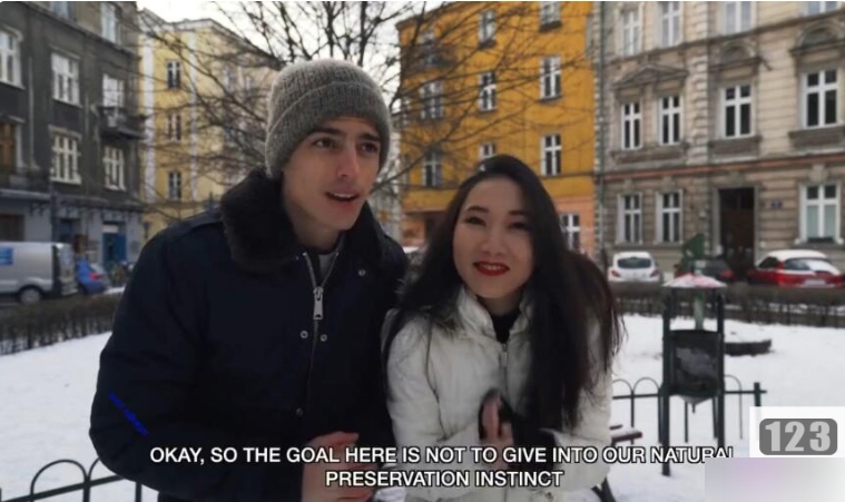 室内互动活动：林雅儿与留学生共度美好时光