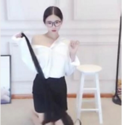 网易CC小恩雅L点跳舞加放飞自我6V-323M