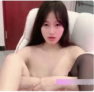 首次下水的18岁纯妹子，甜美腼腆的美少女
