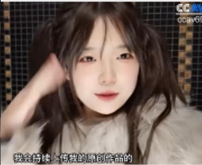 JK妹子穿黑丝双马尾，与C宝马男同行