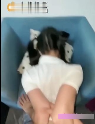 双马尾妹子参与蒙眼互动的唐伯虎出品商品