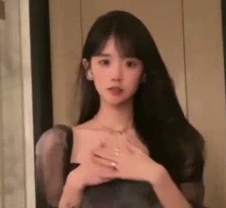 网红王冰冰甜甜的笑容去衣图视频