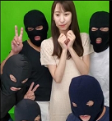 选美大赛中的高个美女遭到15人的批评和指责，她的表现是3V-2.5G